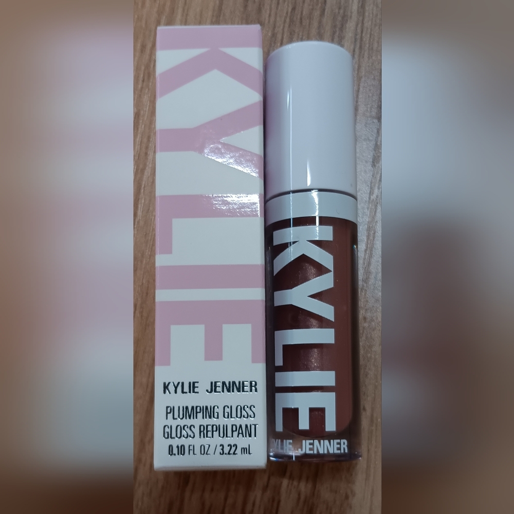 Kylie Jenner Plumping Gloss in Moody Queen